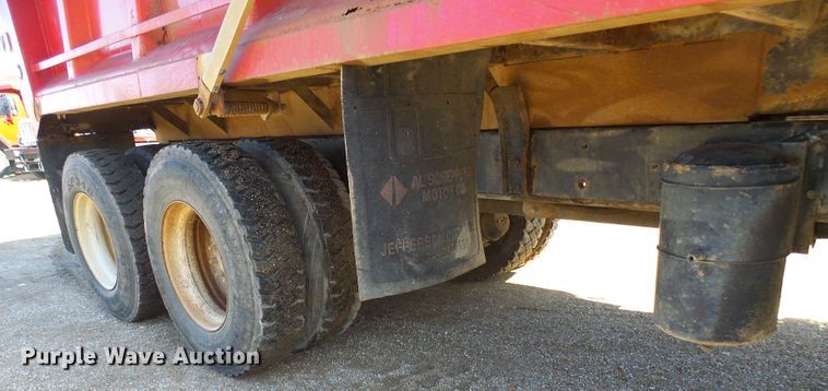 image for item DC2756 2002 International 4900  dump truck