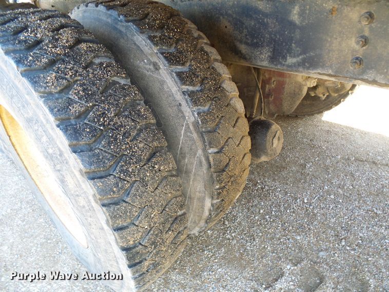 image for item DC2756 2002 International 4900  dump truck