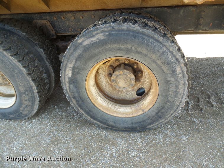 image for item DC2756 2002 International 4900  dump truck