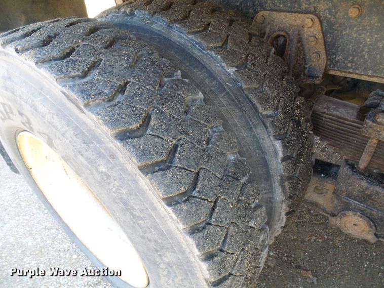 image for item DC2756 2002 International 4900  dump truck