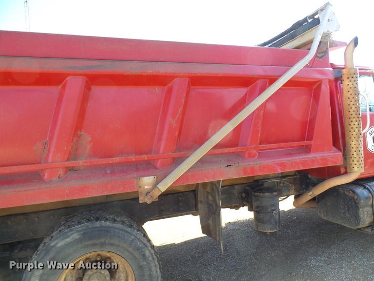 image for item DC2756 2002 International 4900  dump truck