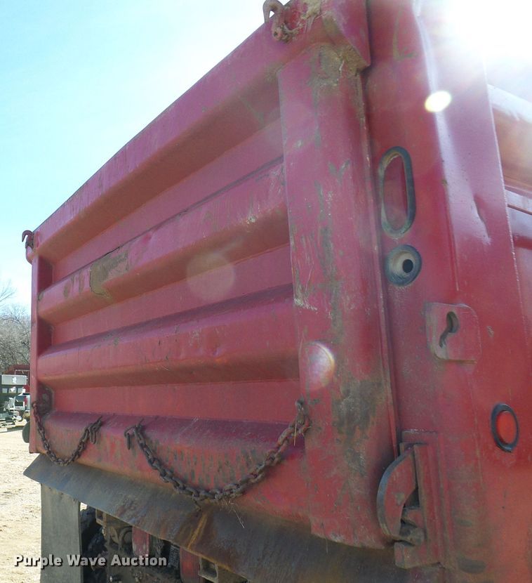 image for item DC2756 2002 International 4900  dump truck