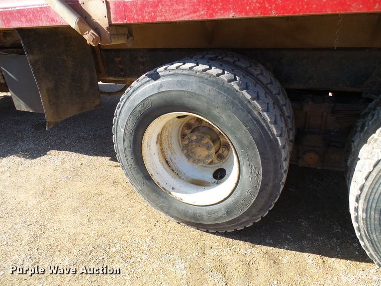 image for item DC2756 2002 International 4900  dump truck
