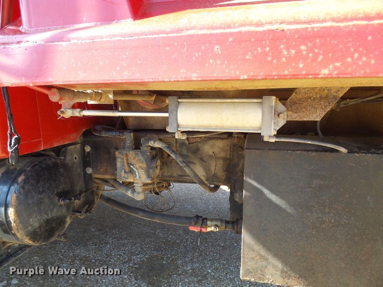 image for item DC2756 2002 International 4900  dump truck