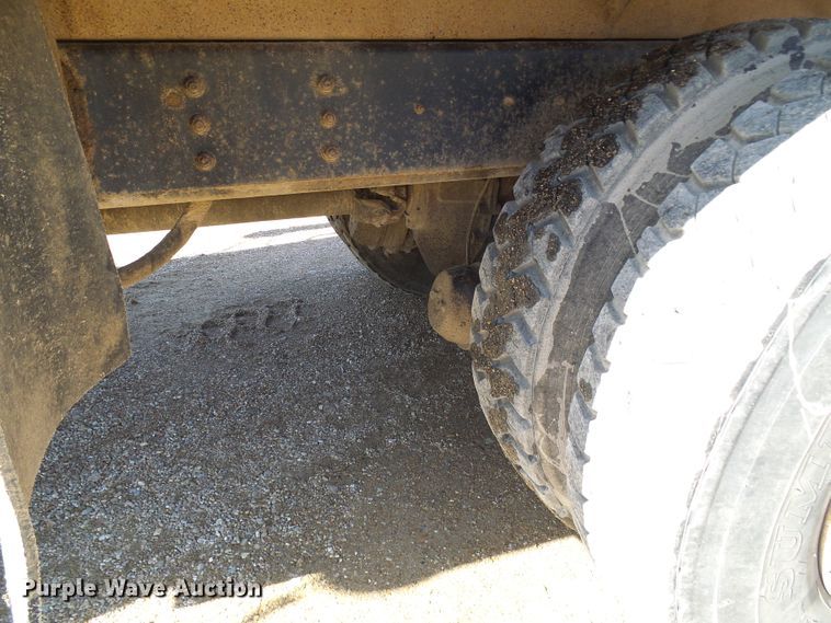 image for item DC2756 2002 International 4900  dump truck