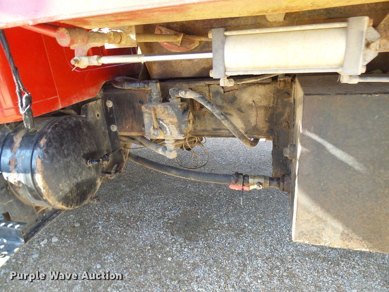 image for item DC2756 2002 International 4900  dump truck