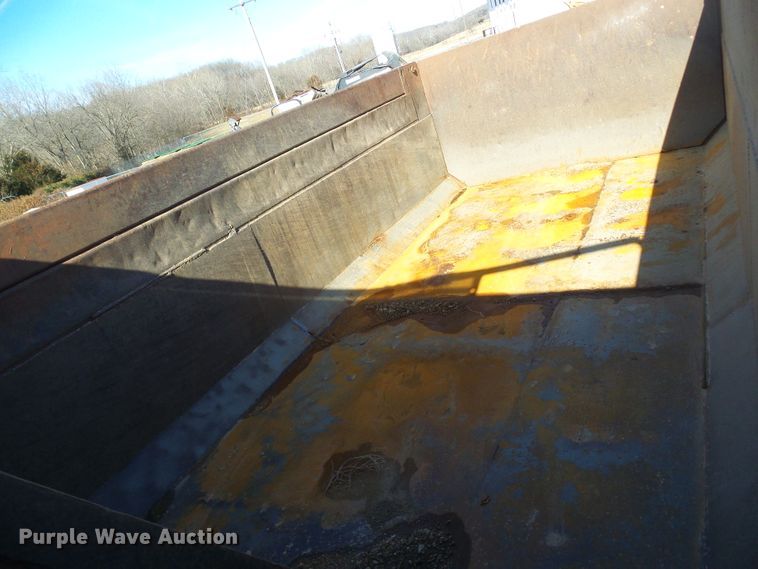 image for item DC2756 2002 International 4900  dump truck