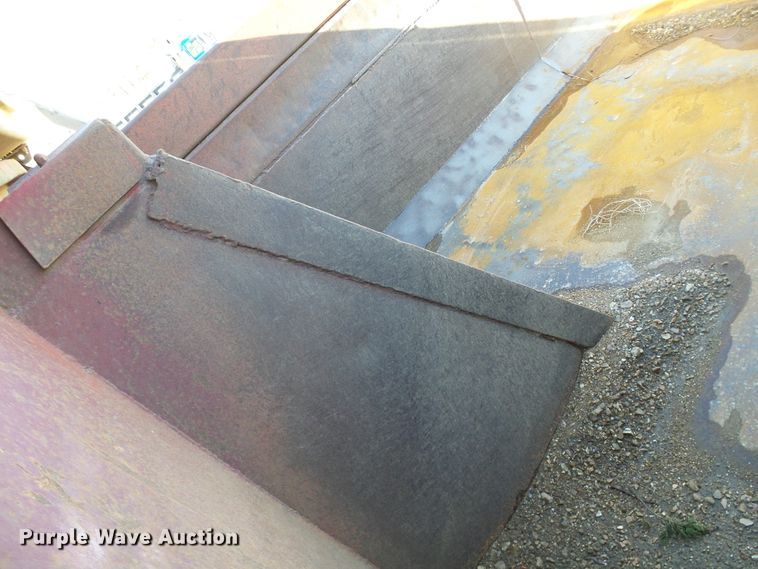 image for item DC2756 2002 International 4900  dump truck