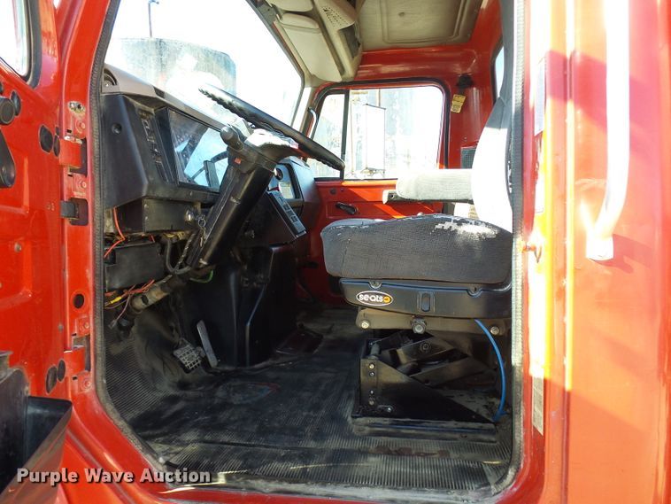 image for item DC2756 2002 International 4900  dump truck