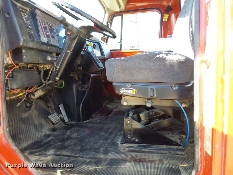 image for item DC2756 2002 International 4900  dump truck