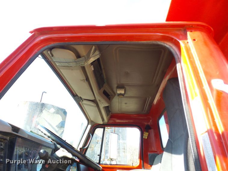 image for item DC2756 2002 International 4900  dump truck