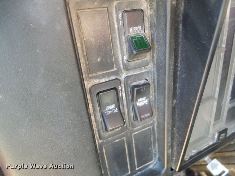 image for item DC2756 2002 International 4900  dump truck