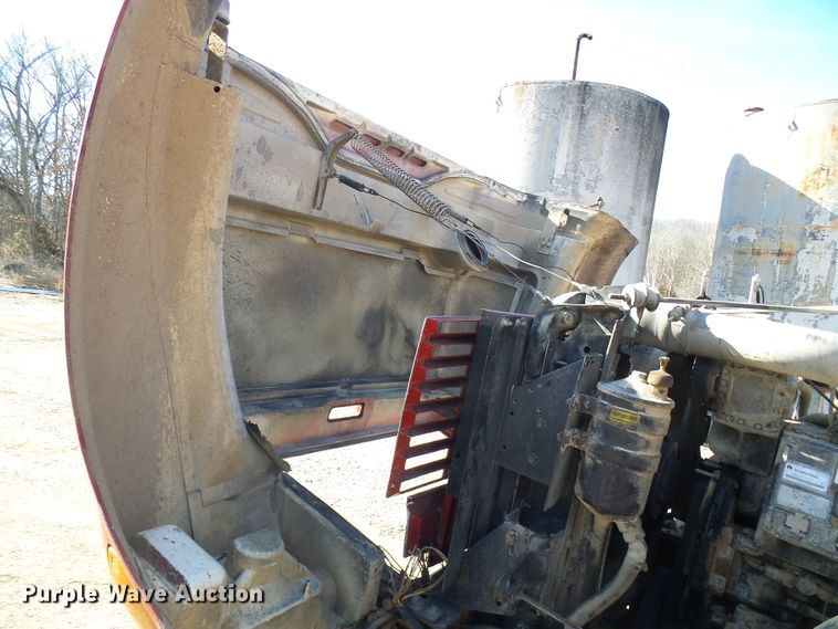 image for item DC2756 2002 International 4900  dump truck