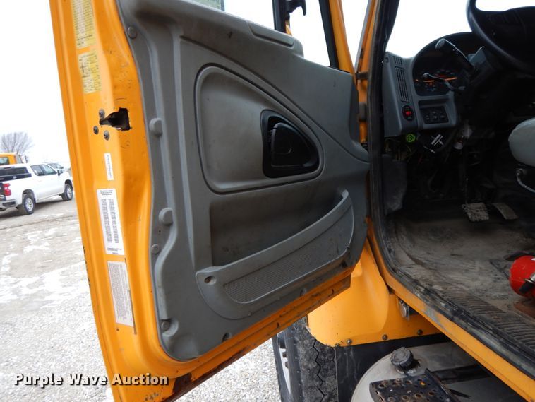 image for item DF6373 2006 International 7400  dump truck