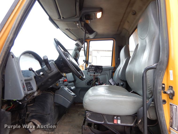 image for item DF6373 2006 International 7400  dump truck