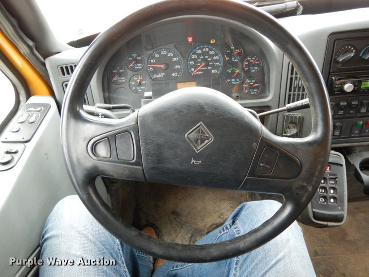 image for item DF6373 2006 International 7400  dump truck