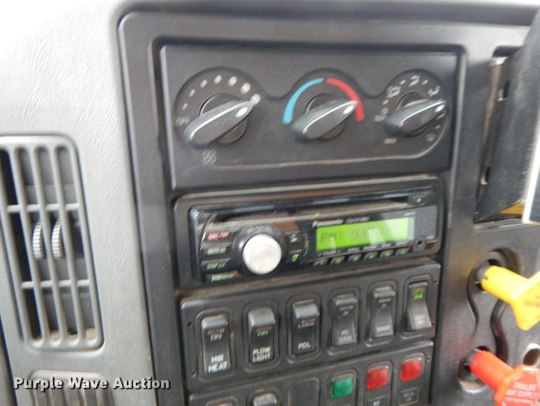 image for item DF6373 2006 International 7400  dump truck