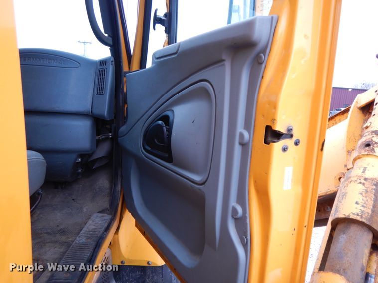 image for item DF6373 2006 International 7400  dump truck