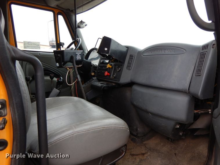 image for item DF6373 2006 International 7400  dump truck