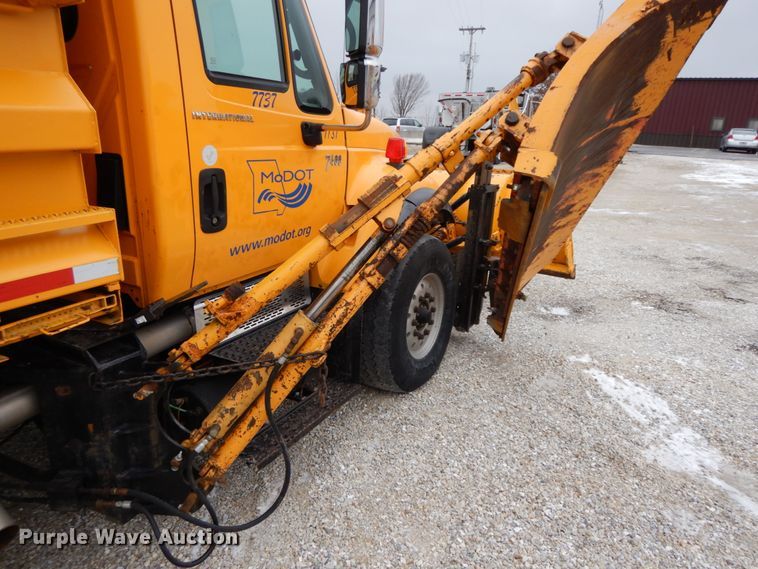 image for item DF6373 2006 International 7400  dump truck