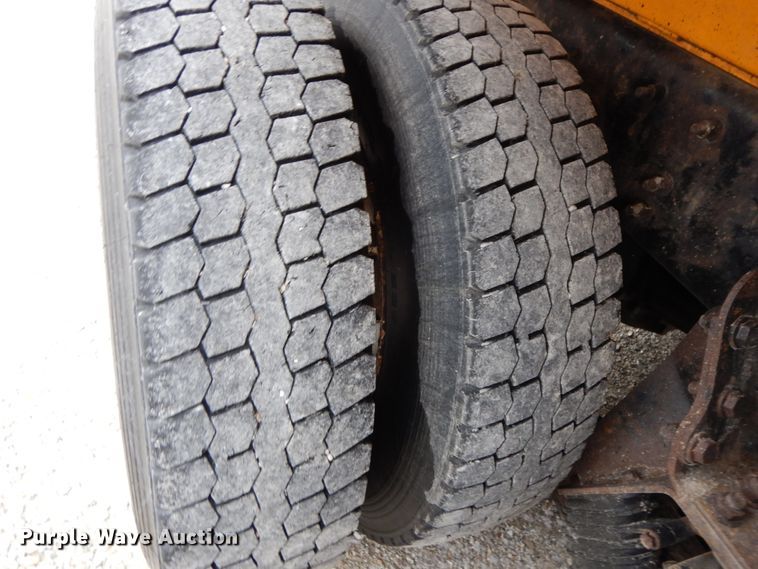 image for item DF6373 2006 International 7400  dump truck