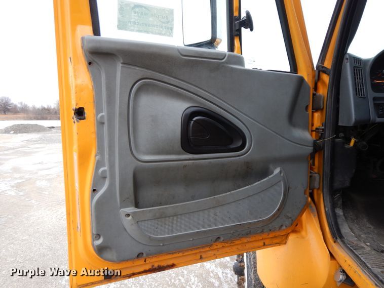 image for item DF6374 2006 International 7400  dump truck