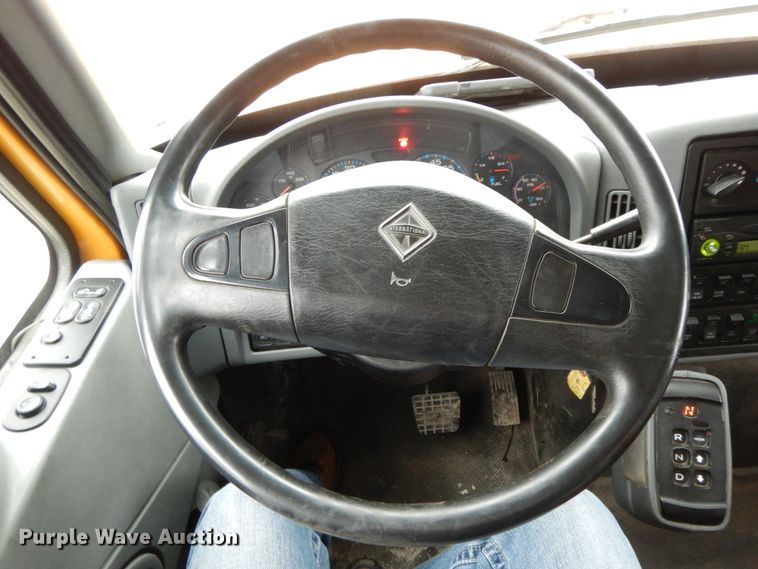 image for item DF6374 2006 International 7400  dump truck