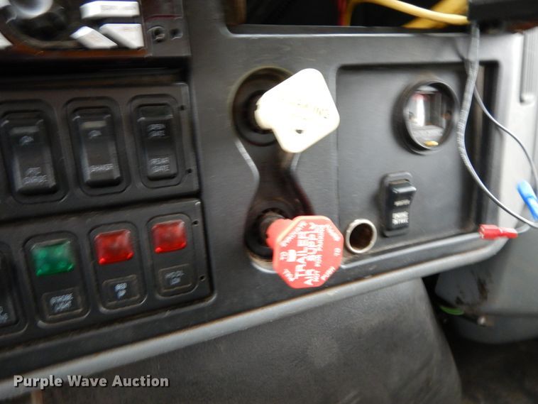 image for item DF6375 2006 International 7400  dump truck