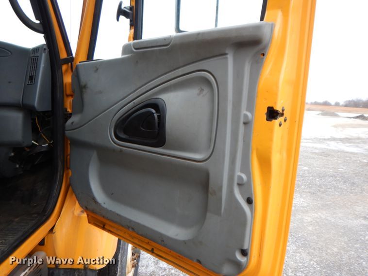 image for item DF6375 2006 International 7400  dump truck