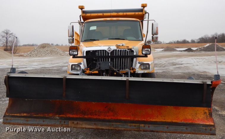 image for item DF6377 2004 International 7400  dump truck