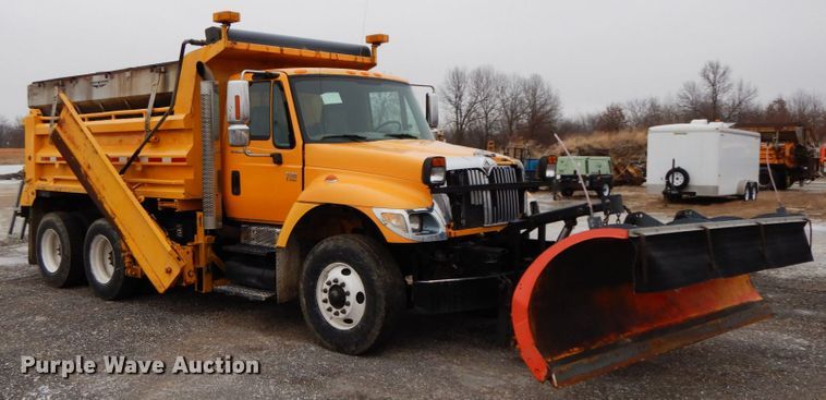 image for item DF6377 2004 International 7400  dump truck