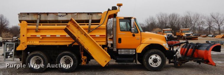 image for item DF6377 2004 International 7400  dump truck