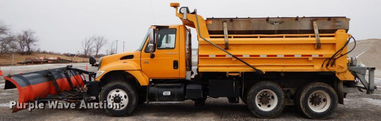 image for item DF6377 2004 International 7400  dump truck