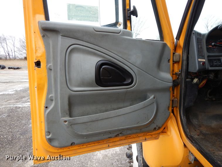 image for item DF6377 2004 International 7400  dump truck