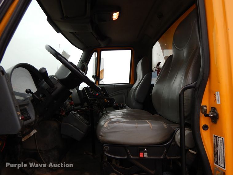 image for item DF6377 2004 International 7400  dump truck