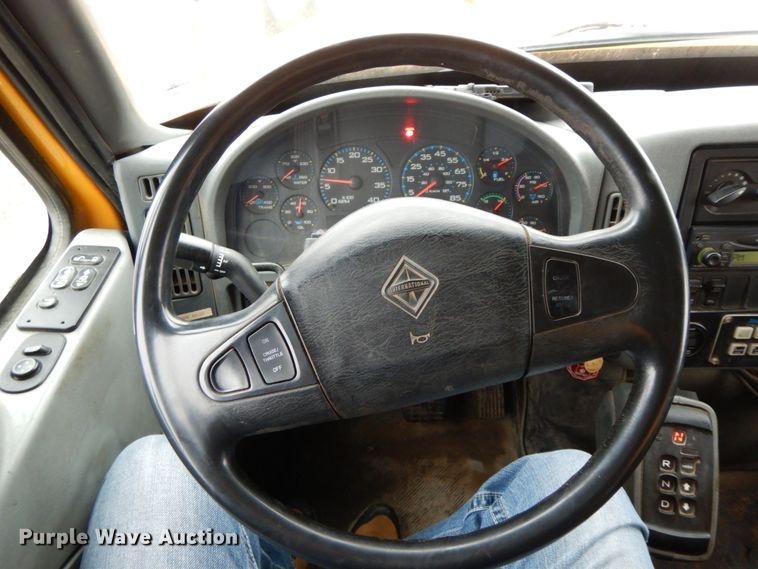 image for item DF6377 2004 International 7400  dump truck