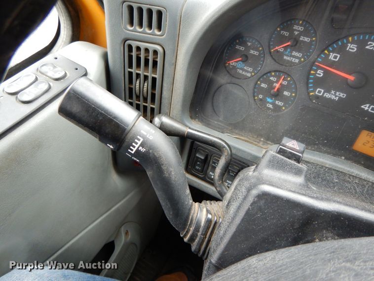 image for item DF6377 2004 International 7400  dump truck