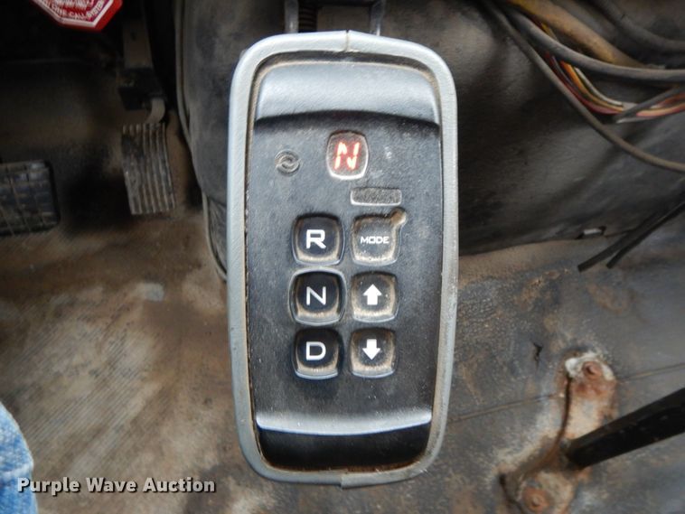 image for item DF6377 2004 International 7400  dump truck