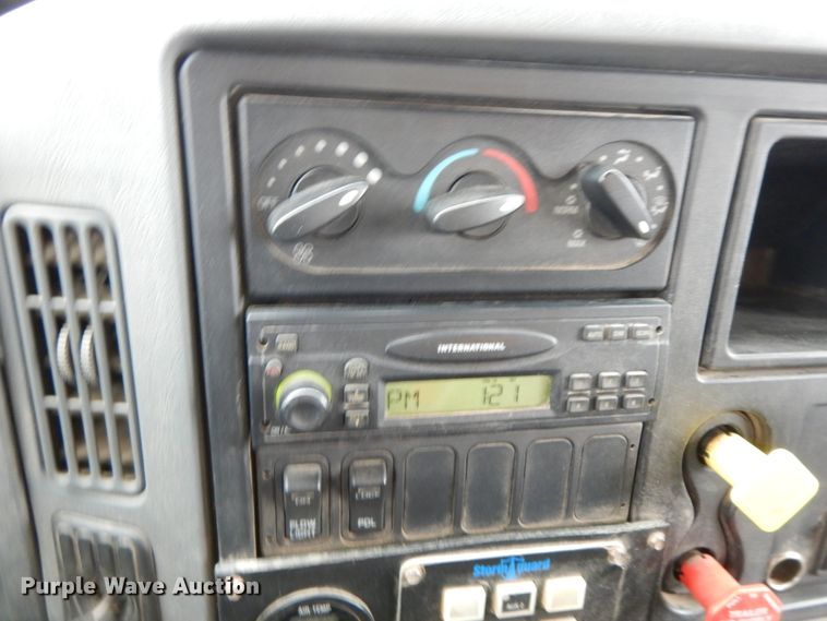 image for item DF6377 2004 International 7400  dump truck