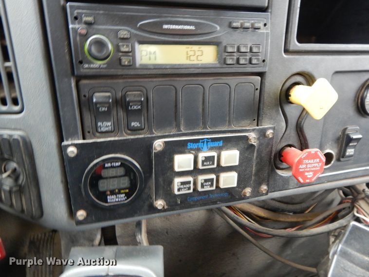 image for item DF6377 2004 International 7400  dump truck