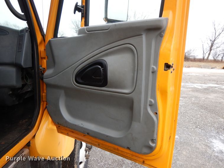 image for item DF6377 2004 International 7400  dump truck