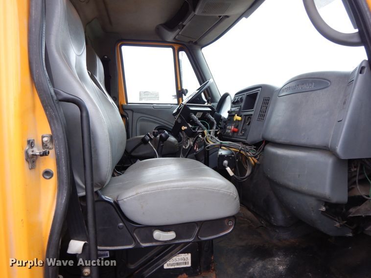 image for item DF6377 2004 International 7400  dump truck