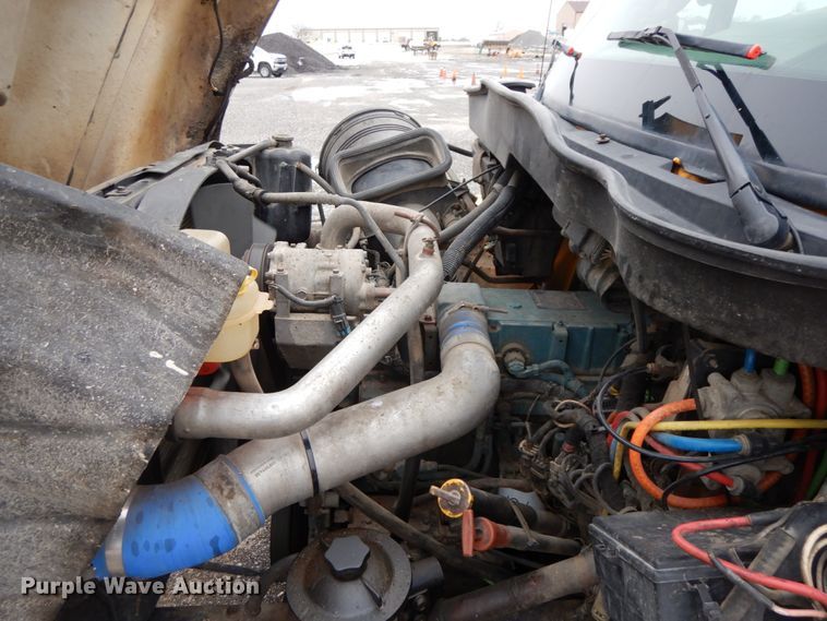 image for item DF6377 2004 International 7400  dump truck