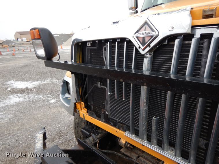 image for item DF6377 2004 International 7400  dump truck