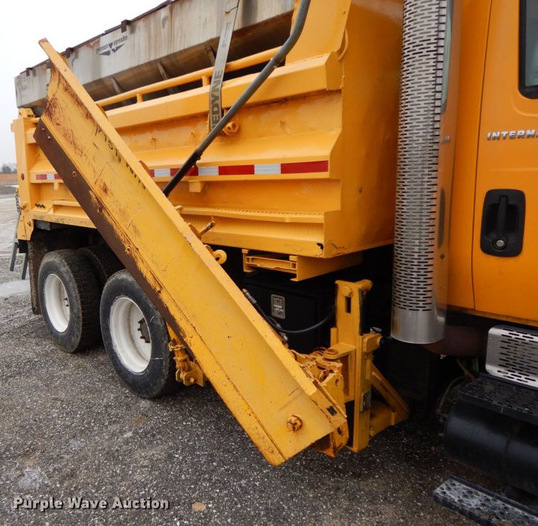 image for item DF6377 2004 International 7400  dump truck