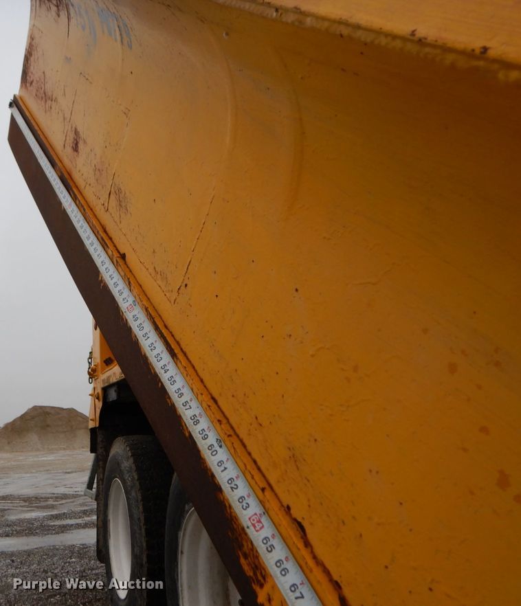 image for item DF6377 2004 International 7400  dump truck