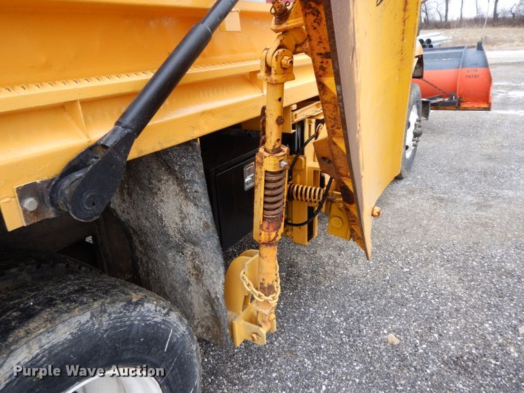 image for item DF6377 2004 International 7400  dump truck