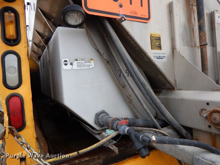 image for item DF6377 2004 International 7400  dump truck