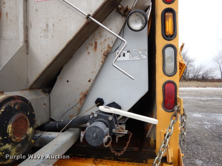 image for item DF6377 2004 International 7400  dump truck