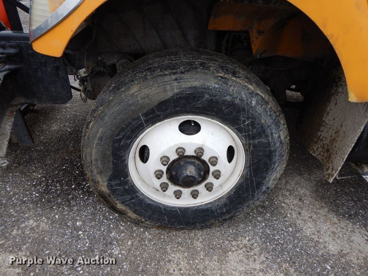 image for item DF6377 2004 International 7400  dump truck